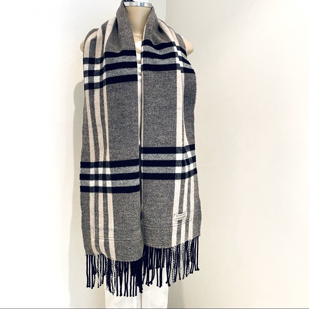 BURBERRY LONDON HELENE REVERSIBLE 2 POCKETS SCARF / WRAP. - Picture 5 of 9